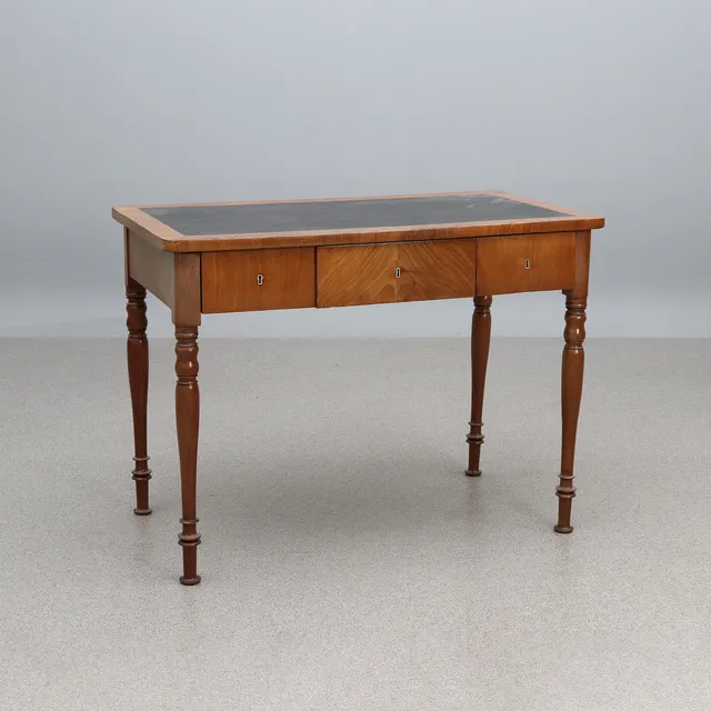 DAMSKRIVBORD. Mahogny med pergamoid, 1800-talets senare del.