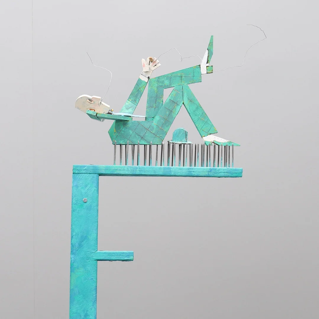 LARS OLSON. Väggskulptur, "Fakiren". — Sculptures & Bronzes — Crafoord Auktioner Lund