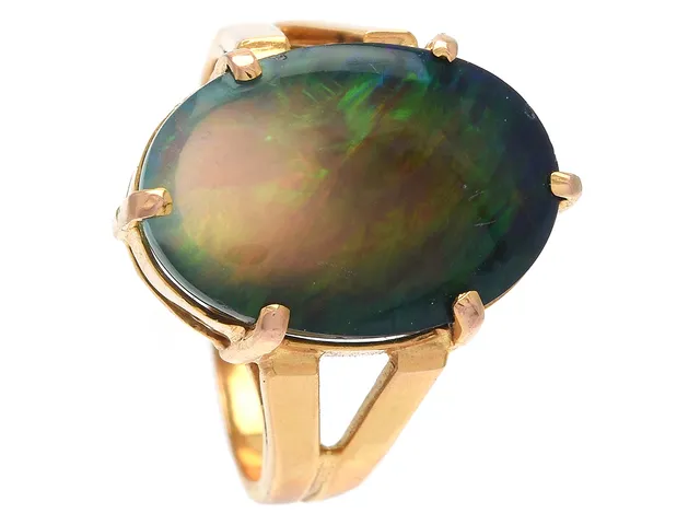 RING, 18K guld, opal, 17,2 x 12 mm, stl 17,75 mm, vikt 5,9 g.