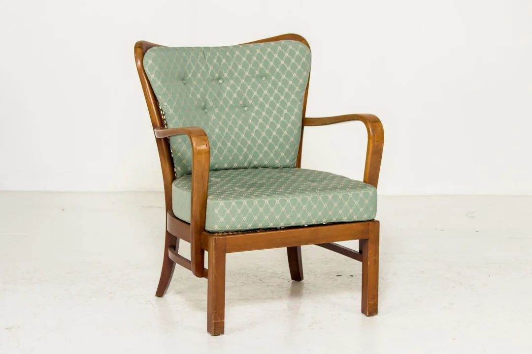 Fritz Hansen. Lænestol / armstol af massiv elmetræ med fransk flet — Furniture/Lounge chairs — Lauritz