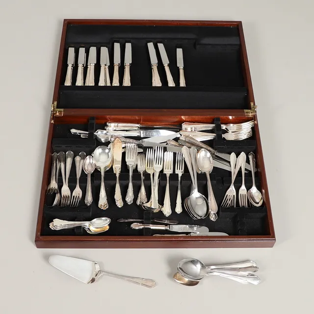 A CANTEEN OF SILVER PLATED CUTLERY.