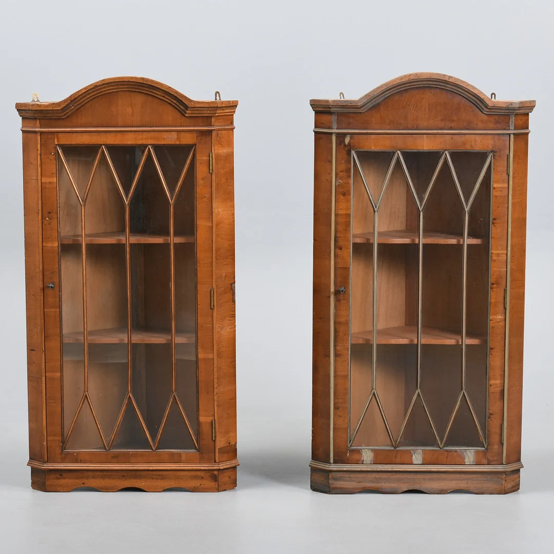 VITRINE, hjørneskab, et par. sprossede glas med mahogni finer. Engelsk stil. Starten af 1900-tallet (2). — Cupboards, Cabinets & Shelves — Sørensen Auktioner