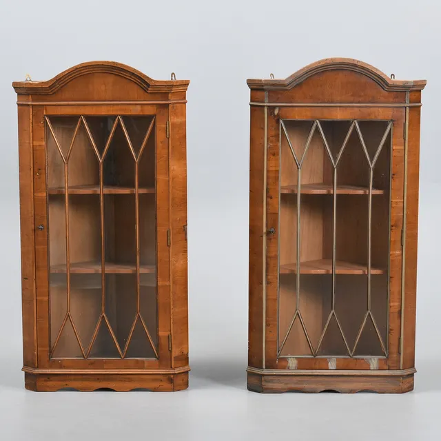 VITRINE, hjørneskab, et par. sprossede glas med mahogni finer. Engelsk stil. Starten af 1900-tallet (2).