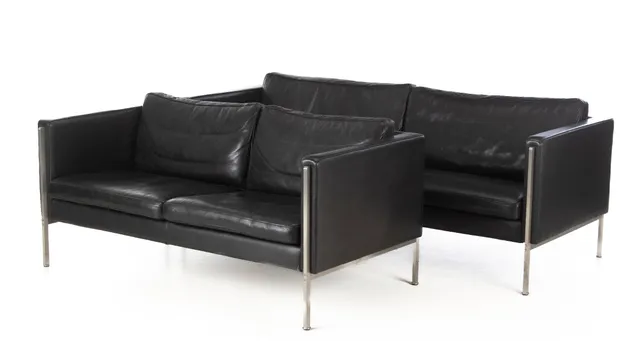 Skippers Furniture. Sofa group 'Capri'. Three-seater and two-seater sofa, black leather (2)
