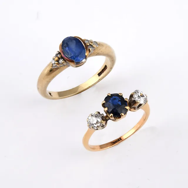 A SAPPHIRE AND DIAMOND THREE STONE RING.