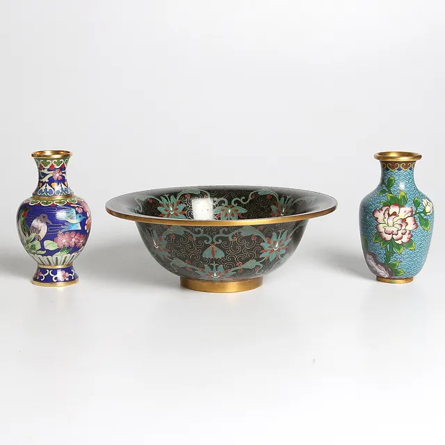 VASER samt SKÅL, cloisonne. Kina. 1900-tal.