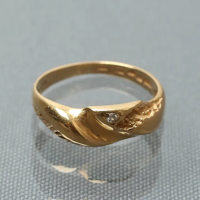 RING, 18K guld med diamant enligt gravyr 0.01ct, Bengt Hallberg Guldsmeds AB, Köping, 1993.