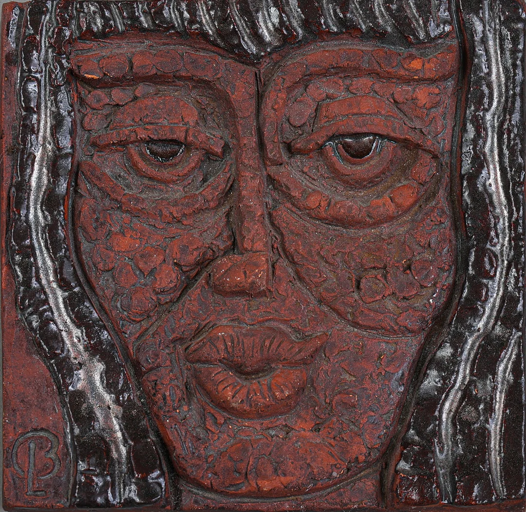 LARS BERGSTEN (1920–2011). , väggskulptur, ansikte i relief, stengods. — European — Södermanlands Auktionsverk
