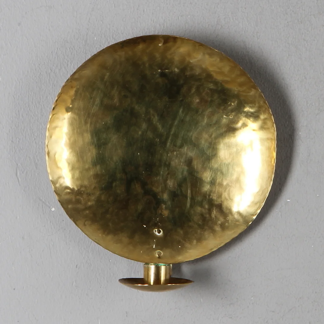 VÄGGPLÅT, mässing, troligen version av "Kungalampetten" designad av Karl-Erik Torssell. Signerad Torssell samt daterad 43. — Other lighting — Auktionshuset Kolonn