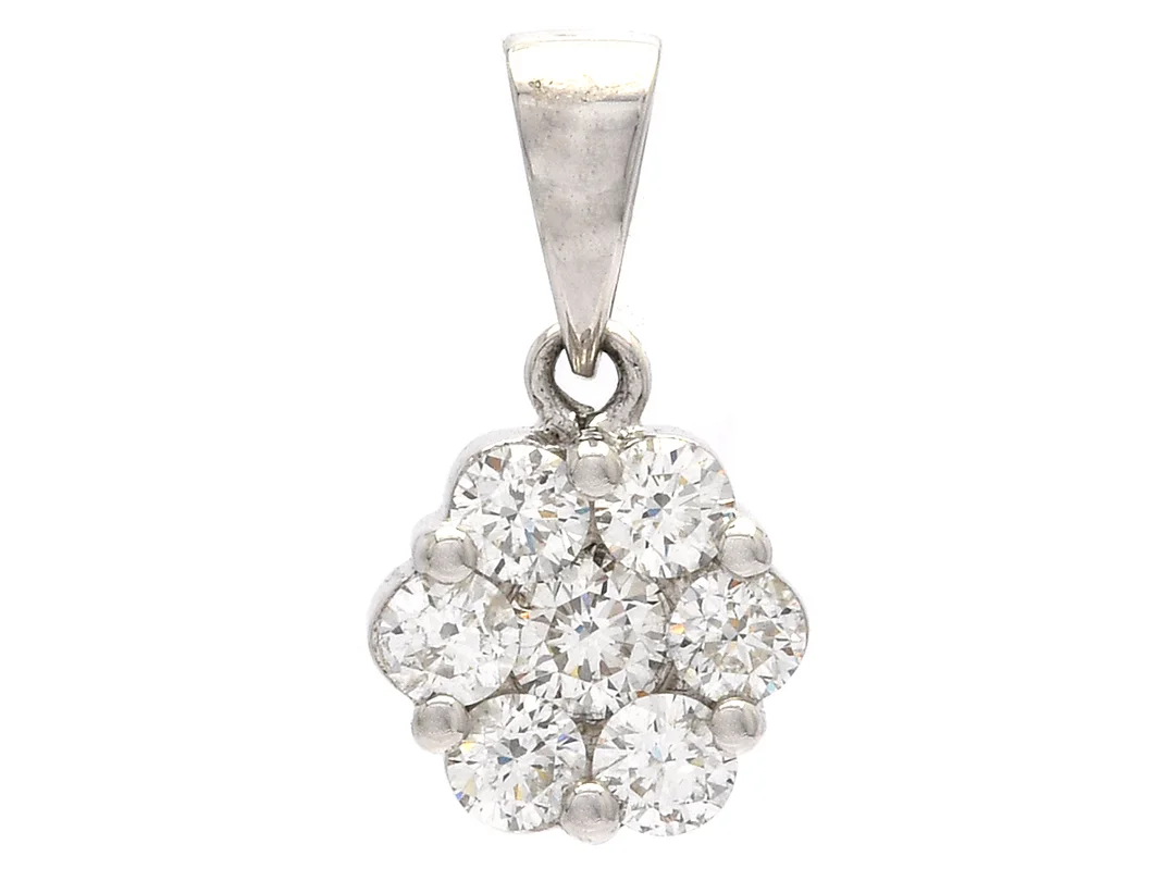 HÄNGE, 18K vitguld, 7 briljantslipade diamanter ca 0,75 ctv, ca W-Cr(H-J)/SI-P, höjd 16 mm, vikt 1,7 g, en diamant har en liten skada på kronan. — Smycken/Hänge — Kaplans
