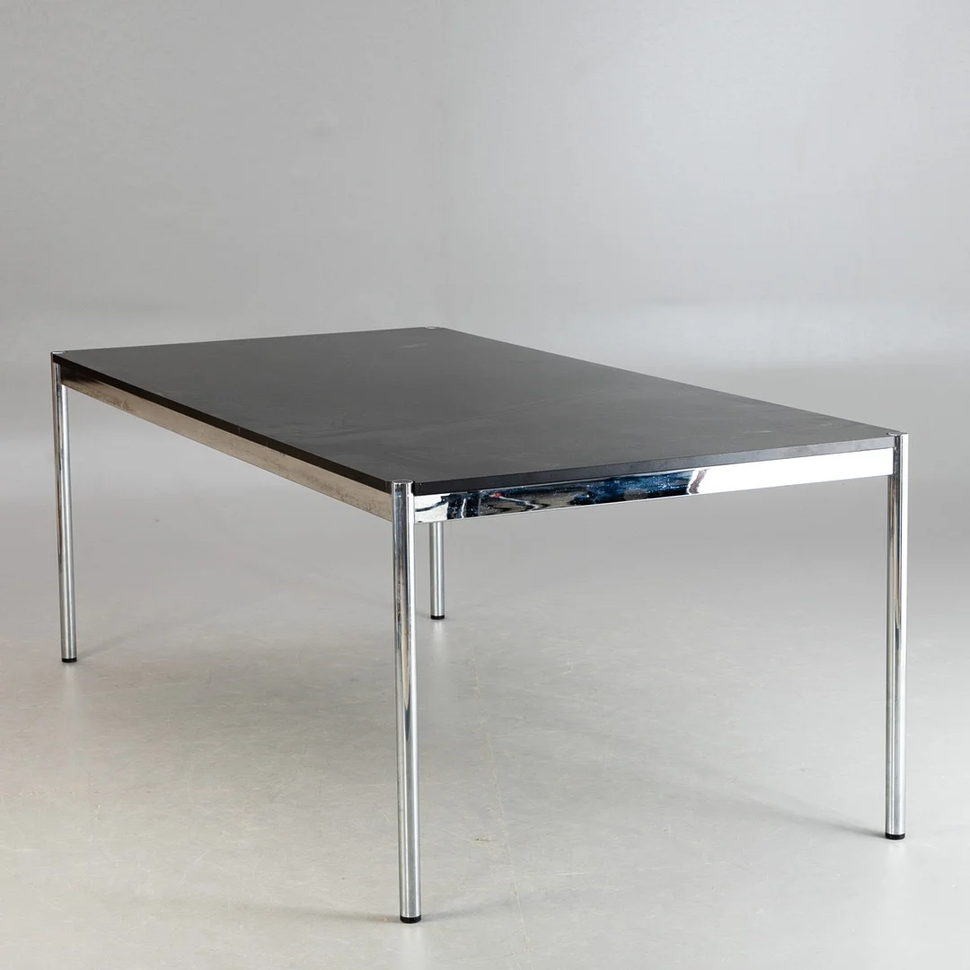 FRITZ HALLER. USM Haller. Tisch / Schreibtisch. — Tables — Stockholms Auktionsverk Hamburg