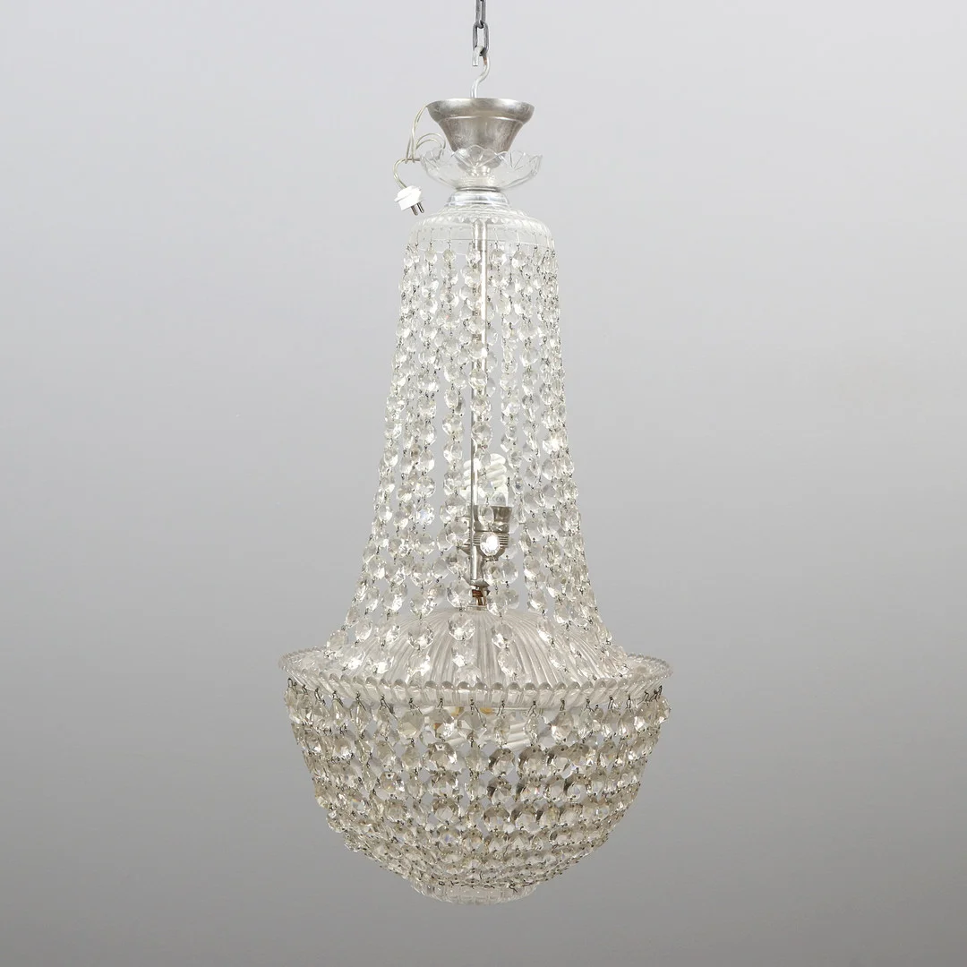 TAKARMATUR MED PRISMOR. Glas och metallstomme med glasprismor. 1920-tal. — Chandeliers — Skånes Auktionsverk