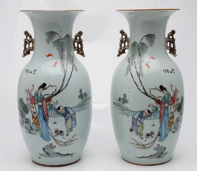 Pair of Chinese porcelain vases, second half of the 20th Century.