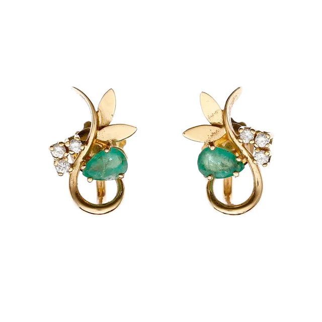 Emeralds and diamonds earrings.