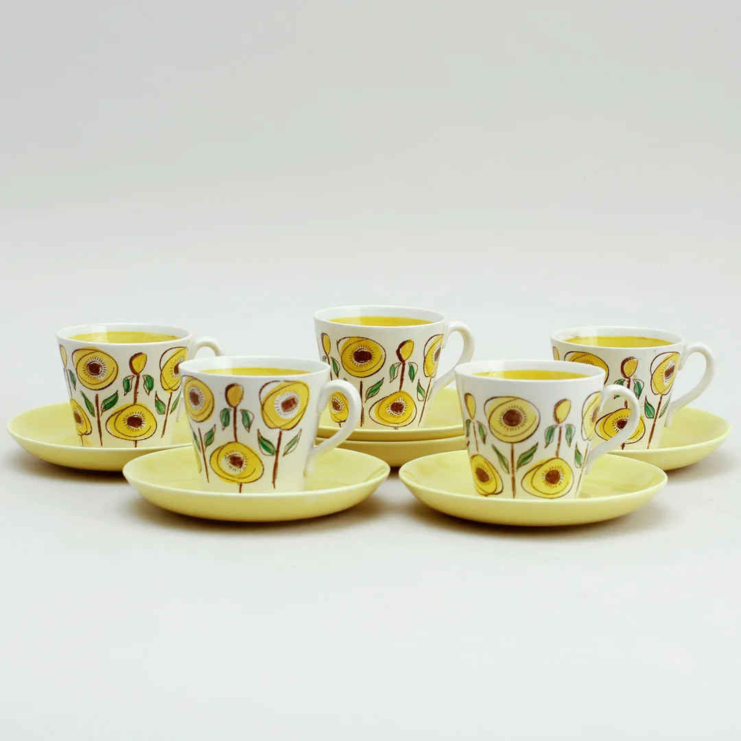 LILLEMOR MANNERHEIM. Kaffekoppar med fat, "Solros", 5 st, Upsala/Ekeby/Gefle. — European — Göteborgs Auktionsverk