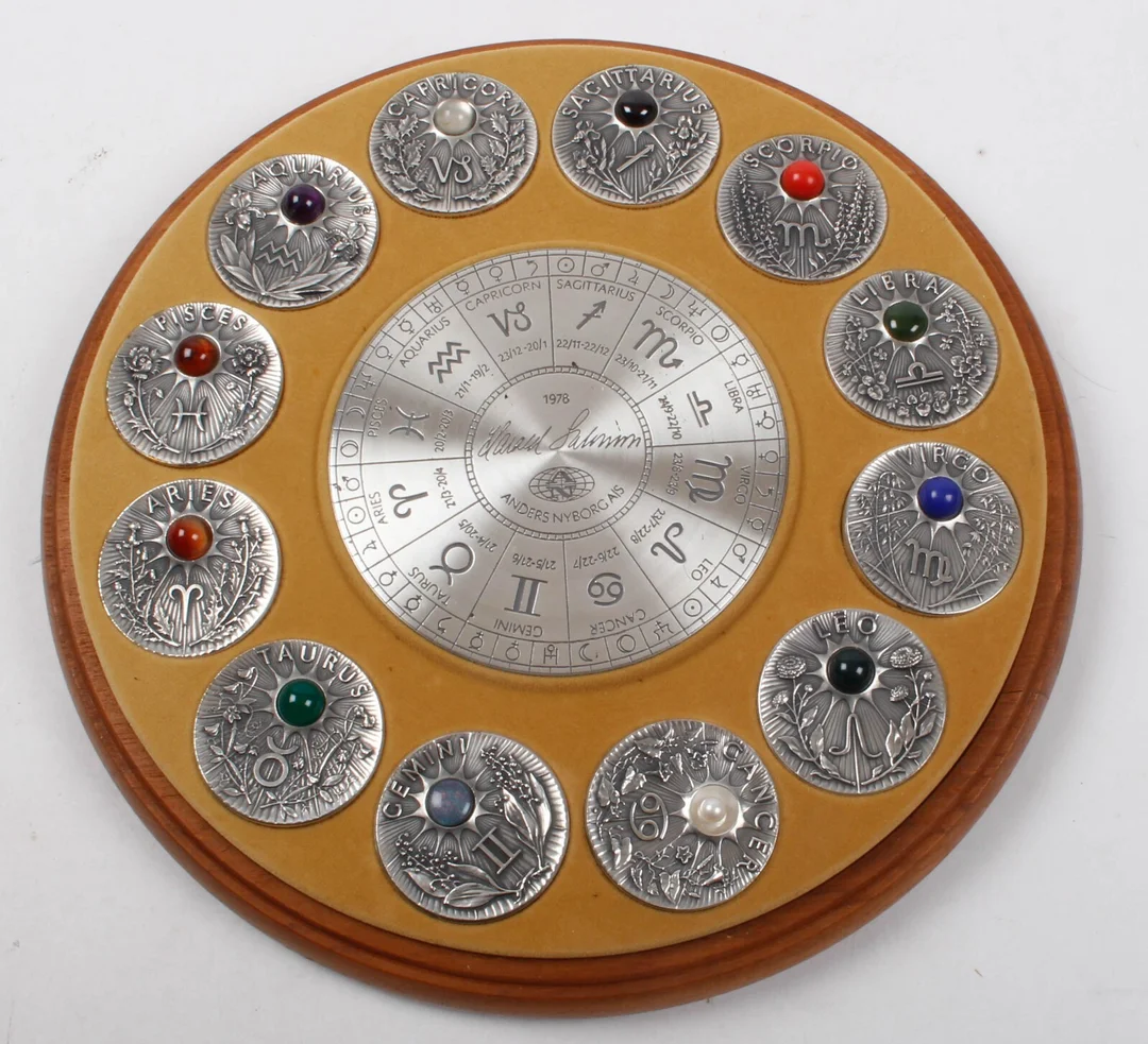 Harald Salomon. Stjernetegnsmedaljer af sterlingsølv prydet med halvædelstene — Hobby and collectibles/Coins, notes and bars — Lauritz
