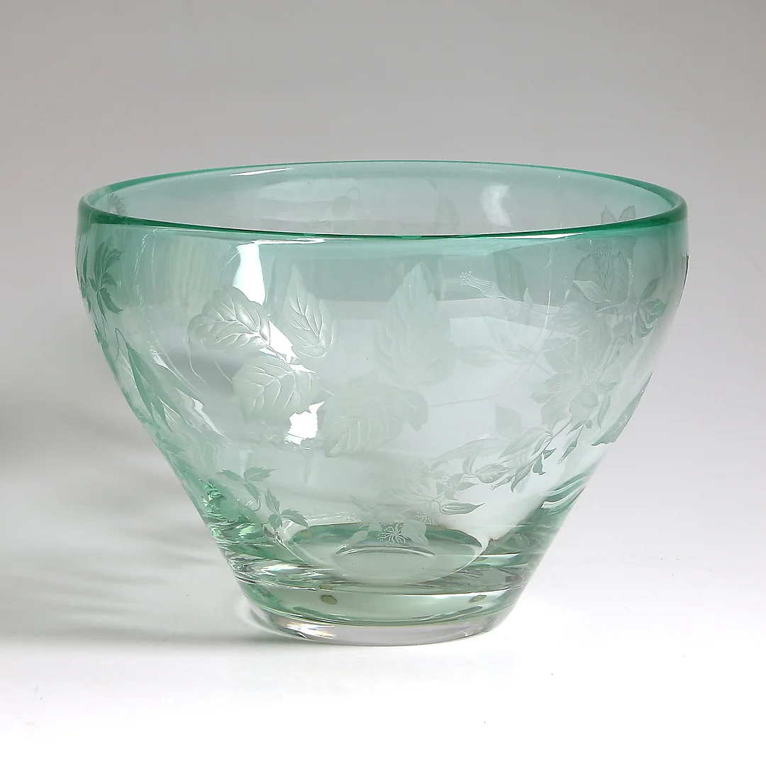 LISA BAUER. Skål, glas, unik, "Kaprifolium", signerad, Kosta Boda, 1900-tal. — Other — Stadsauktion Sundsvall