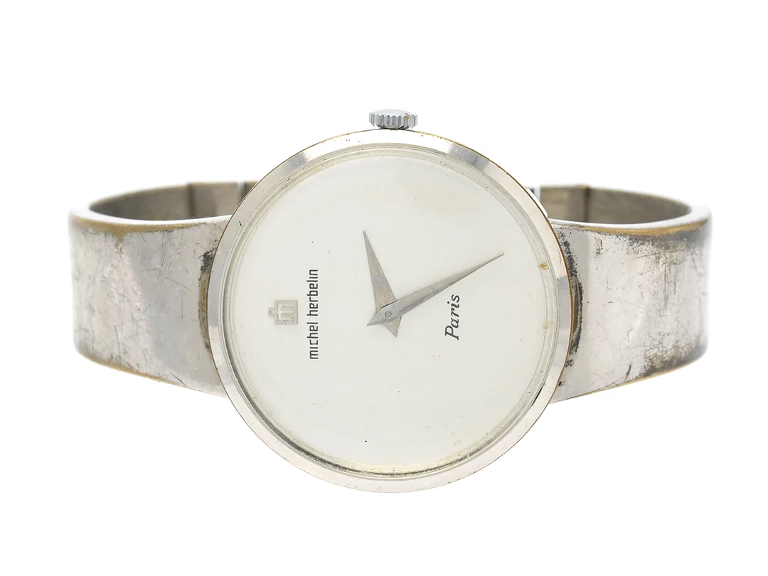 MICHEL HERBELIN, Paris, herrur, 34 mm, Boett nr. 3411, vitmetall (skadad), manuell, plexiglas, skadad urtavla, defekt, länk i vitmetall, ca 1975. — Klockor/Michel Herbelin — Kaplans