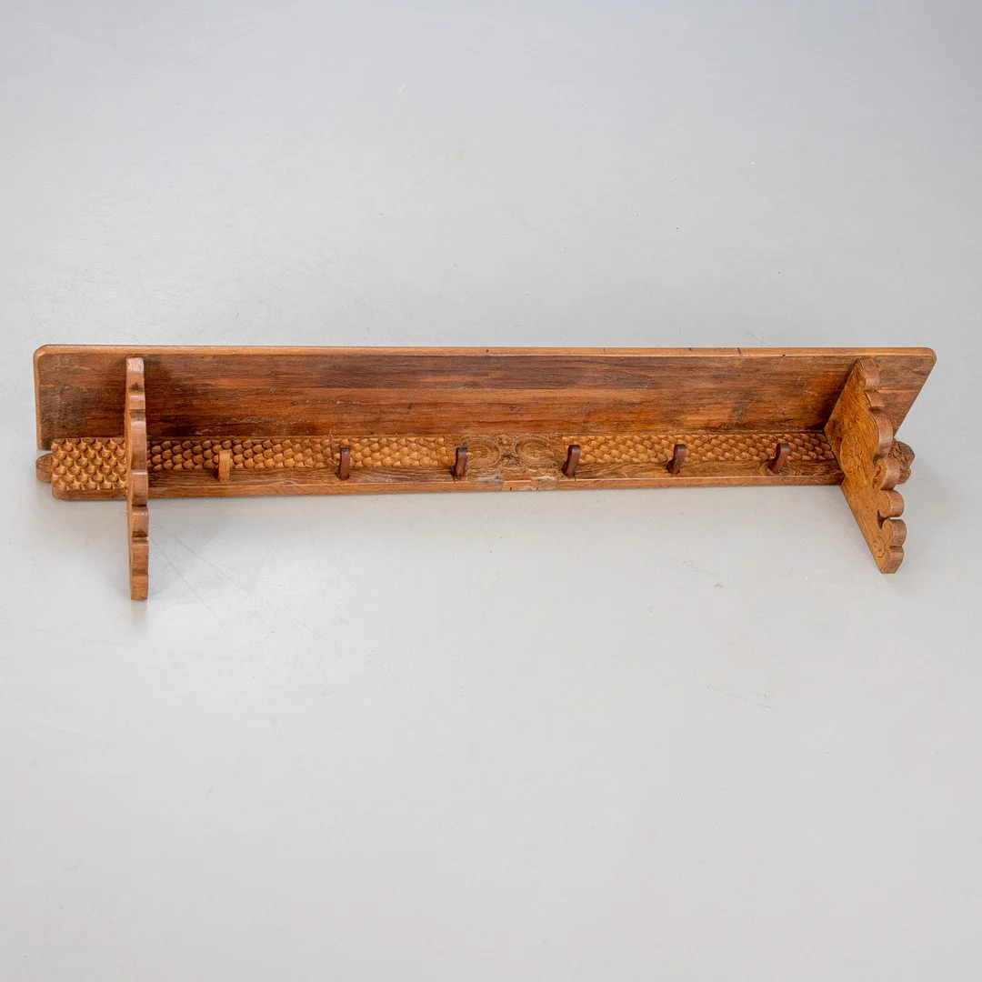 Wandregal / Garderobe, Eiche, Norddeutschland, 19. Jh. — Cupboards, Cabinets & Shelves — Stockholms Auktionsverk Hamburg