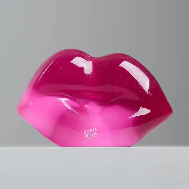 ÅSA JUNGNELIUS. Skulptur, "Hotlips Cerise" ur serien "Make Up", Kosta Boda.