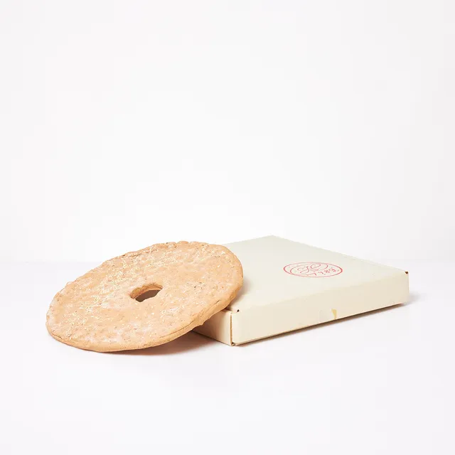 HERTHA HILLFON. Skulptur, "Knäckebröd", stengods, monogramsignerad samt daterad -82 a tergo, i originalförpackning.