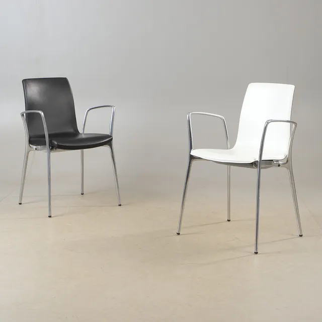 JORGE PENSI. Karmstolar, 2 stycken, "Gorka", Akaba, skinnklädsel, 2000-tal.