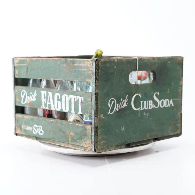 DRICKABACK, med glasflaskor, 1900-talets mitt.