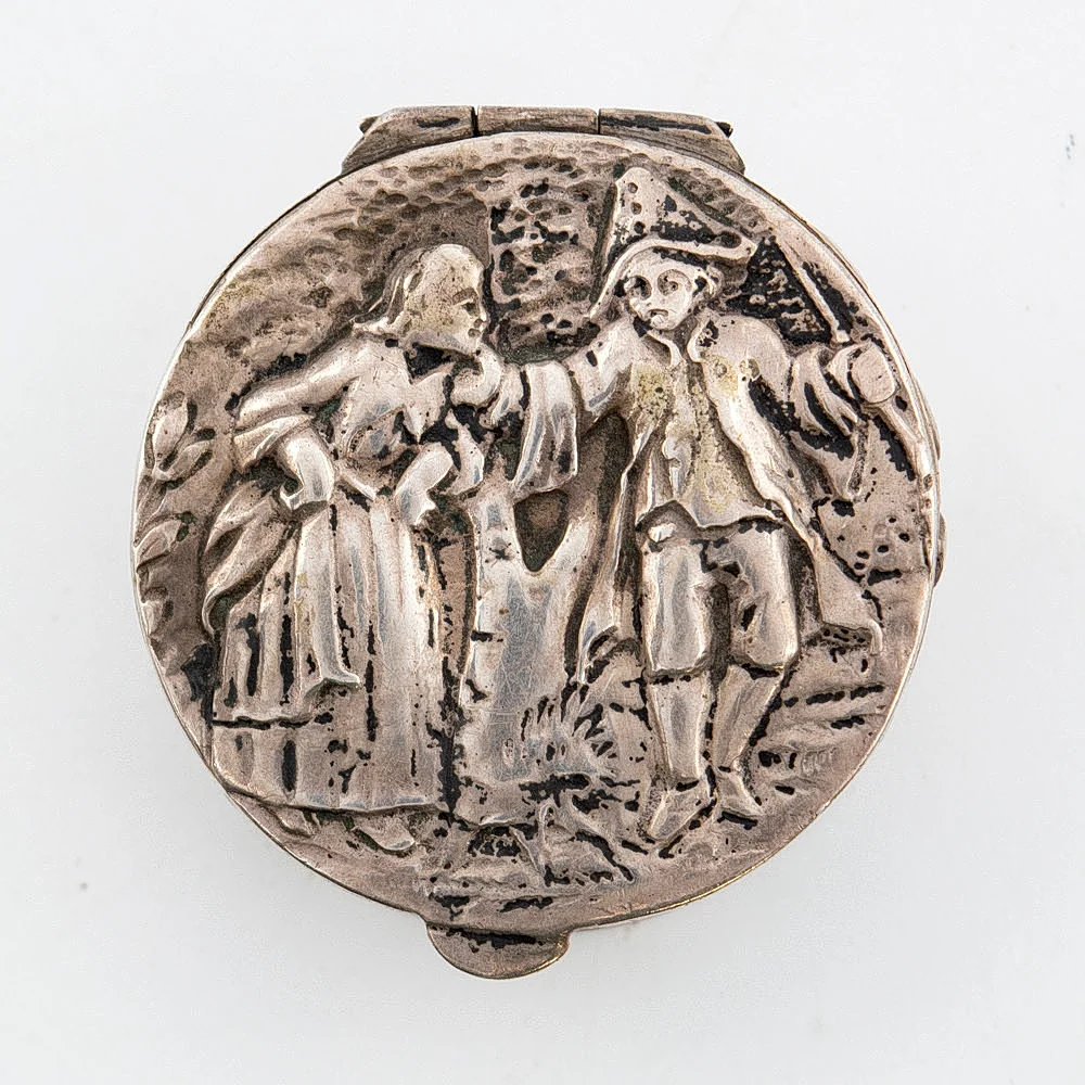 OTTO ARTHUR KÖLN. PILLENDOSE, 800ER SILBER, GENRESZENE, ENDE 19. JAHRHUNDERT. — Silver — Kunst- und Auktionshaus Kleinhenz
