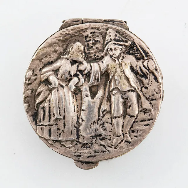 OTTO ARTHUR KÖLN. PILLENDOSE, 800ER SILBER, GENRESZENE, ENDE 19. JAHRHUNDERT.
