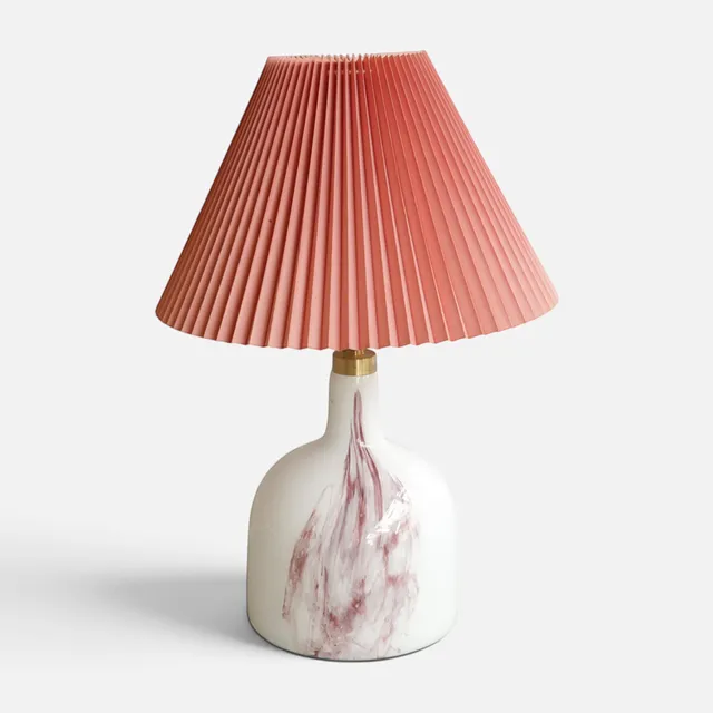 MICHAEL BANG (1942-2013). 'Lamp Art', bordlampe af delvis farvet opalglas, montering af messing. Udført hos Holmegaard. Danmark, 20. årh. anden halvdel.