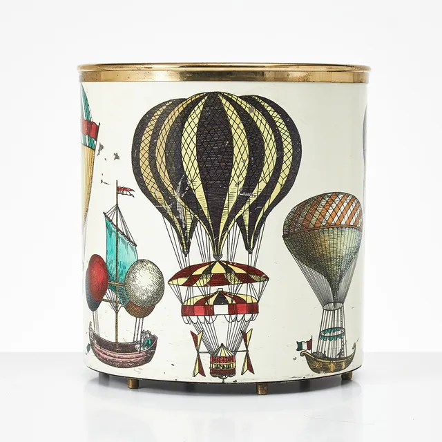 PIERO FORNASETTI. Papperskorg, Italien 1960-tal, emaljerad plåt med tryckt dekor av luftballonger, mässingsskodd kant.