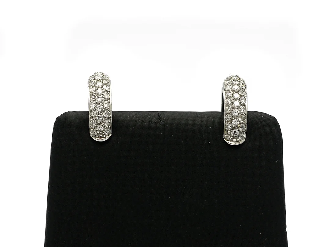 ÖRHÄNGEN, 18K vitguld, 70 briljantslipade diamanter ca 1,26 ctv, ca W/VS-SI, huggies, vikt 7,3 g. — Smycken/Örhängen — Kaplans
