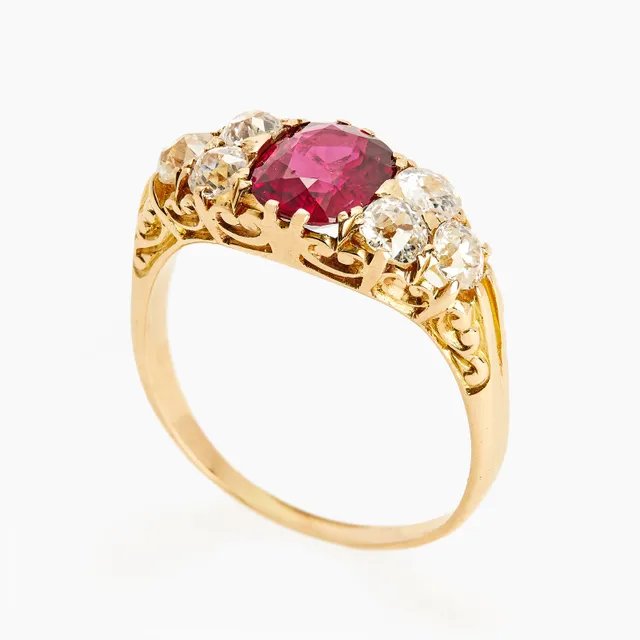 Ring med en rubin og diamanter — Ring med en rubin og diamanter