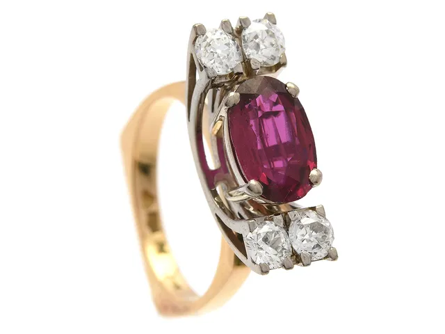 RING, 18K guld/vitguld, ovalslipad rubin ca 2,00 ct, 4 gammalsipade diamanter ca 0,60 ctv, ca TW-W/VS-SI, stl 16,5 mm, vikt 6,4 g, 2 diamanter skadade.