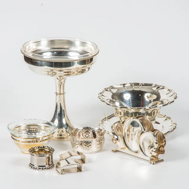 SKÅLAR, SERVETTSTÄLL SAMT SERVETTRINGAR, nysilver/glas.