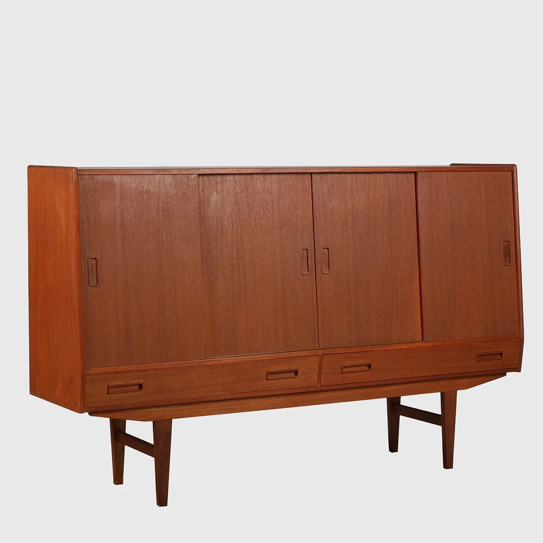Skænk af teaktræ med skydelåger, skuffer og indvendig bar, Westergaard Møbelfabrik, Danmark, 1960'erne. — Cupboards, Cabinets & Shelves — Palsgaard Kunstauktioner