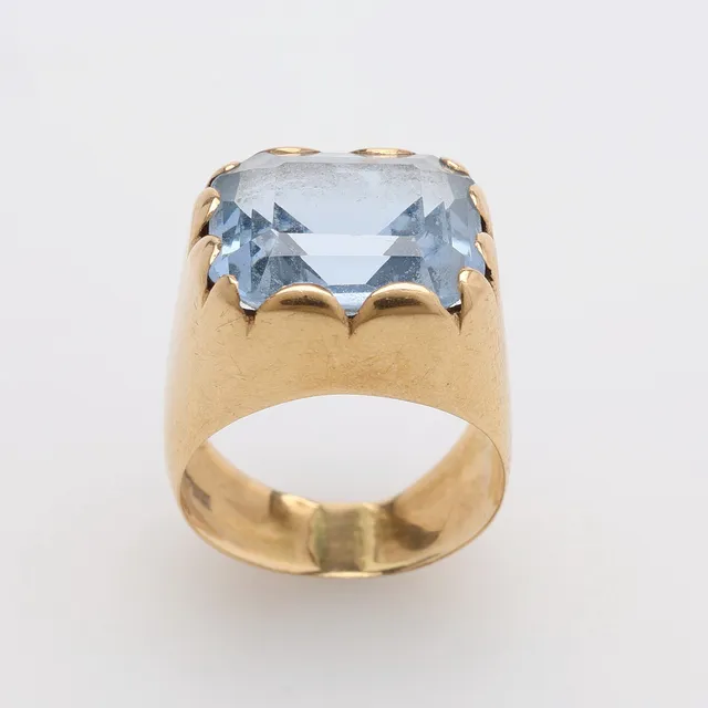 RING, 18K GULD MED SYNTETISK LJUSBLÅ SPINELL, VIKT CIRKA 6,7 GRAM.