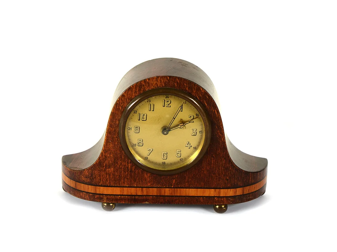 BORDSUR, 146 x 100 x 43 mm, "liten Napoleonhatt", trä, mekanisk, alarm, skadad urtavla, defekt, ca 1940. Skickas ej. — Klockor/Bordsur — Kaplans