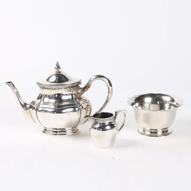 A CONTINENTAL 800 SILVER TEAPOT, NON-CONTEMPORARY MILK JUG AND SUGAR BOWL (3).