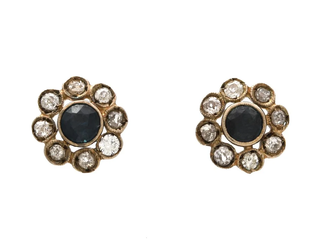 CARMOSÉÖRHÄNGEN, 9K guld, safirer, diamanter, stift, vikt 3,0 g, skadade stenar, slitage. — Smycken/Örhängen — Kaplans