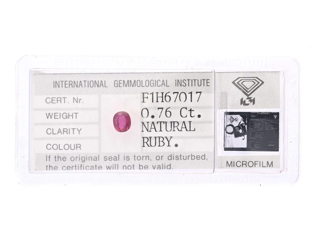 RUBIN, ovalslipad, 0,76 ct, IGI certifikat F1H67017, förseglad. — Ädelstenar/Rubiner — Kaplans
