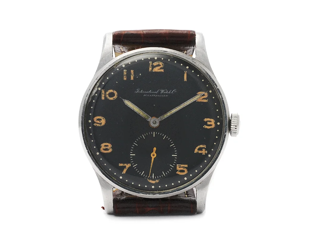 INTERNATIONAL WATCH Co. Schaffhausen, herrur, 33 mm, Cal 83 (inca), Serie nr. 1118502, Boett nr. 1148320, stål, manuell, plexiglas, liten sekundvisare, skadad urtavla (5/10), läderband, ca 1946. — Klockor/IWC — Kaplans