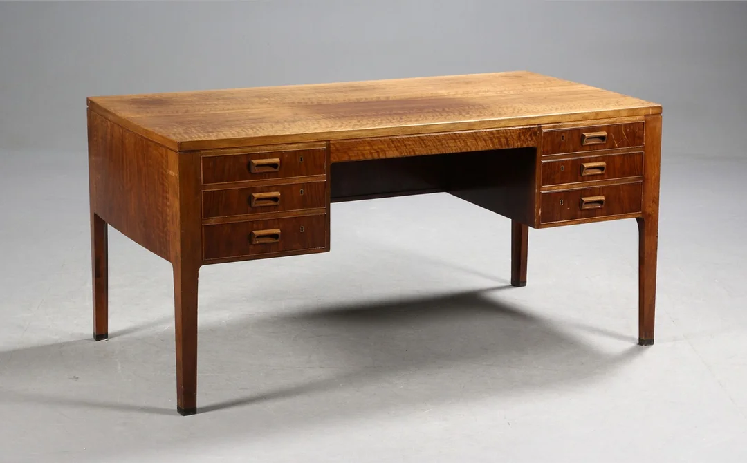 Dansk møbelproducent. Fritstående skrivebord, valnøddetræ — Furniture/Office furniture — Lauritz