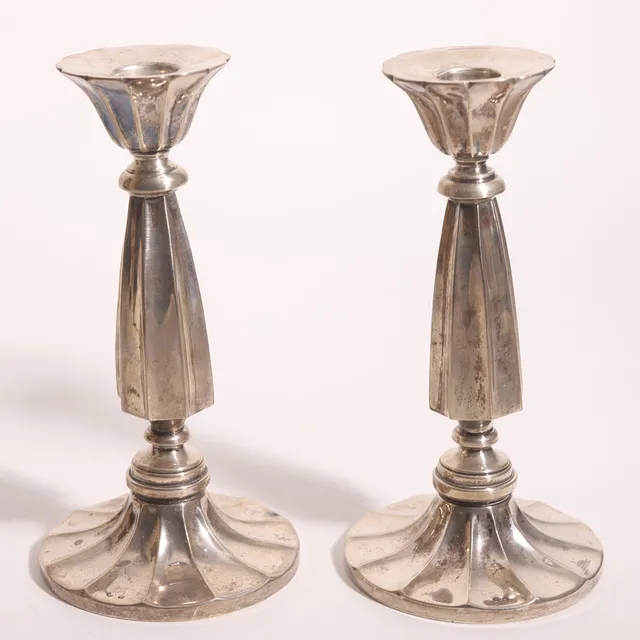 PAREJA DE CANDELEROS EN PLATA.