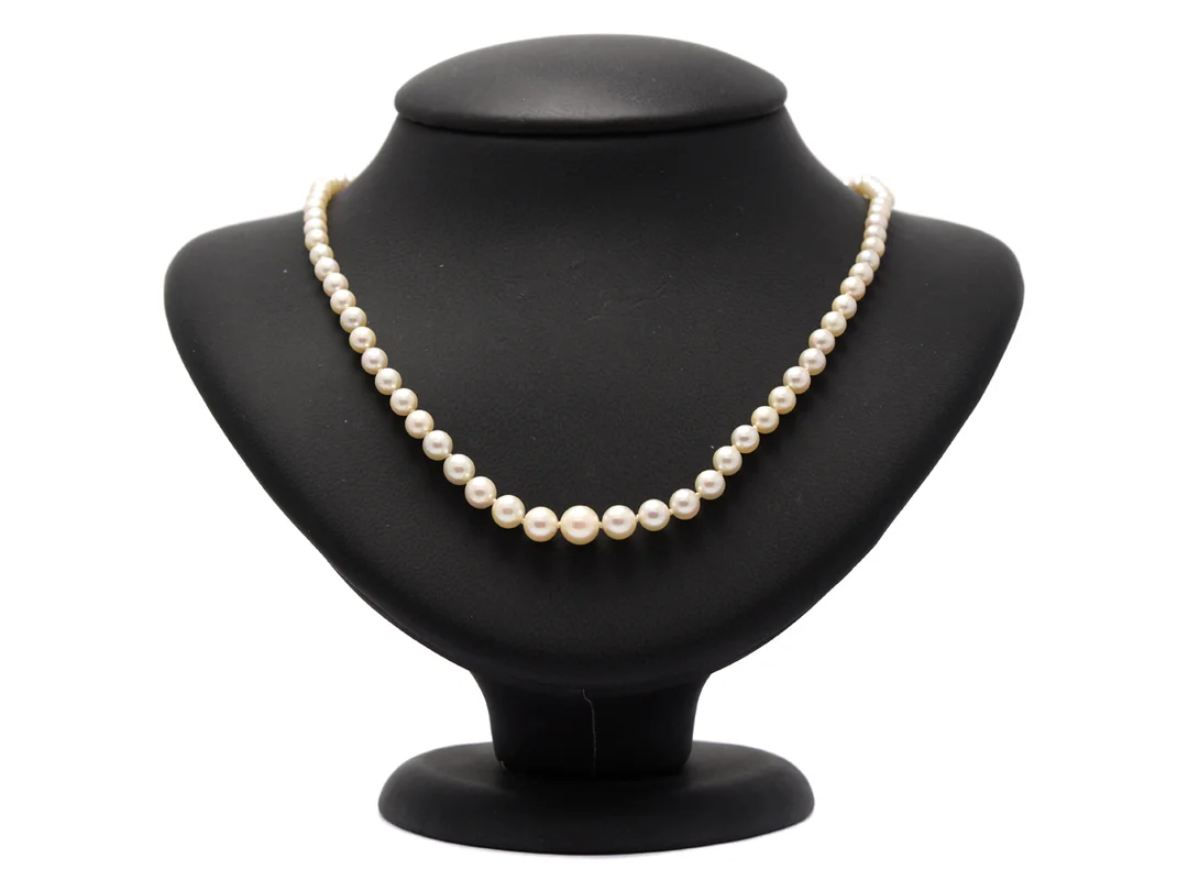 PÄRLCOLLIER, odlade pärlor ca 3,5- 7,5 mm, doserat, lås i vitmeall, blå safirer, odlad pärla, längd 51 cm. — Smycken/Pärlcollier — Kaplans
