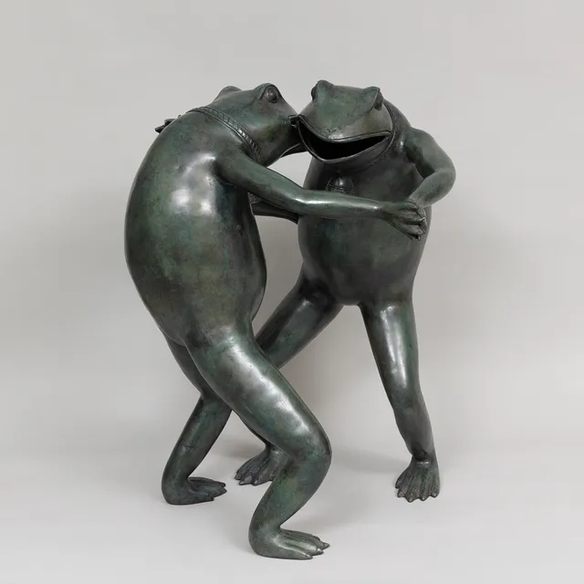 ART PEOPLE GALLERY. Dansande grodor, grönpatinerad brons, stämplad A P G.