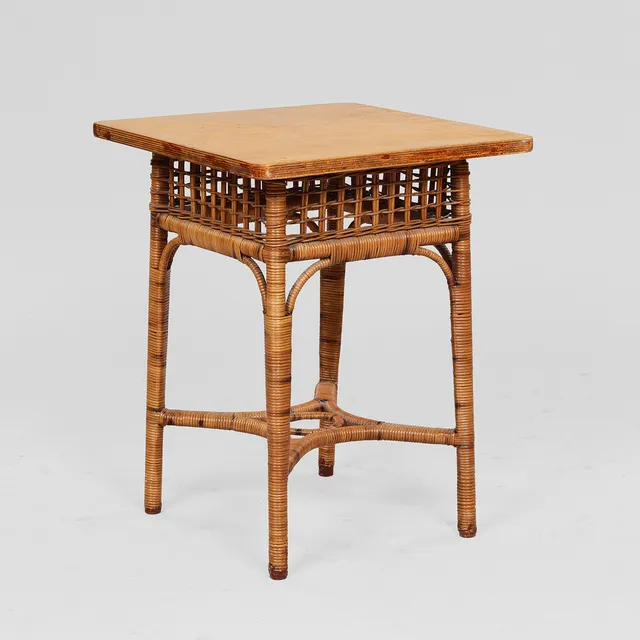 Kvadratisk sidebord med stel af rattan og top fineret med lys mahogni, Danmark, 1900-tallets midte.