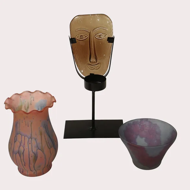 TVÅ GLASVASER SAMT SKULPTUR I GLAS/METALL MED PLATS FÖR VÄRMELJUS, 3 DELAR.