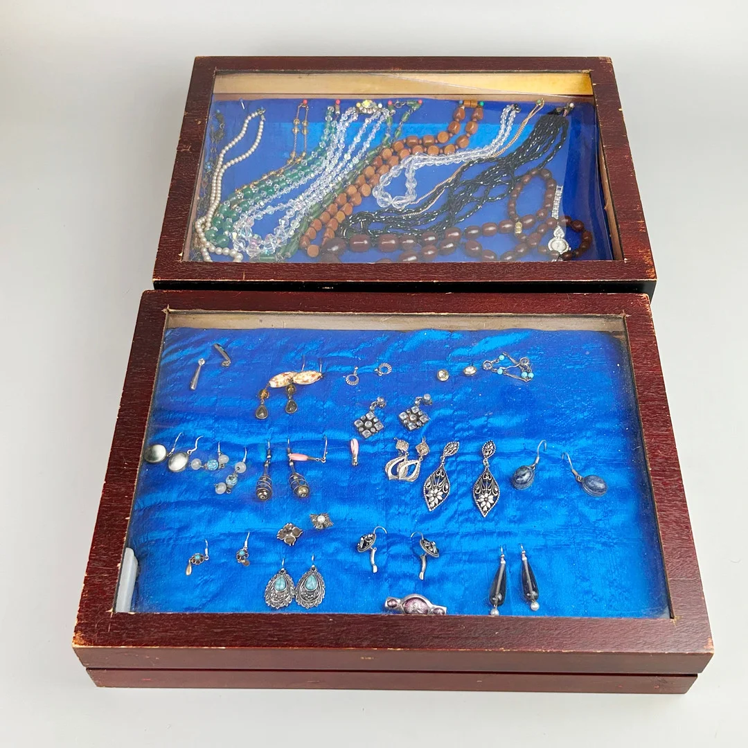 TWO DISPLAY CASES AND JEWELLERY CONTENTS. — Costume Jewellery — Chalkwell Auctions
