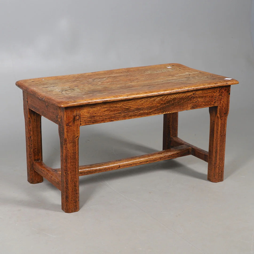 AN OAK COFFEE TABLE. — Coffee Tables — Lawrences Auctioneers